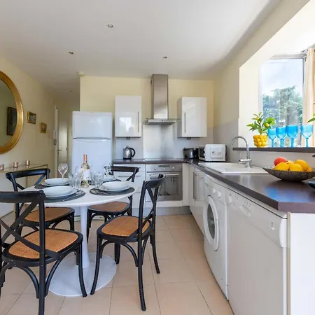 Bright 2-bedroom Close To La Croisette & Centre Apartman Cannes